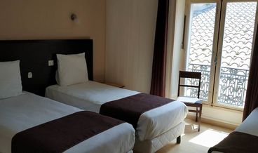 Bild på Standard Triple Room, Ensuite (CHAMBRE TRIPLE VUE COUR)-3 Twin Beds Non Refundable Free WiFi