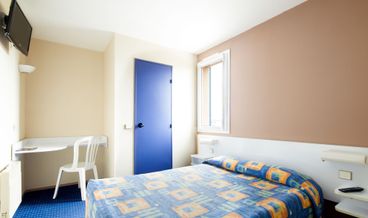 Bild på Triple Room-1 Double Bed and 1 Twin Bed Free WiFi Free self parking