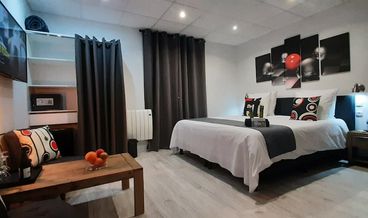 Bild på Premium Room, 1 King Bed, Jetted Tub, Mountain View-1 King Bed Non Refundable Free self parking Free WiFi