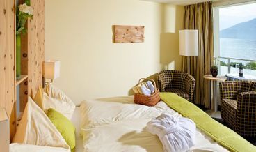 Bild på Standard Double Room, Balcony, Lake View-1 Double Bed Free WiFi Free breakfast Free valet parking Free self parking