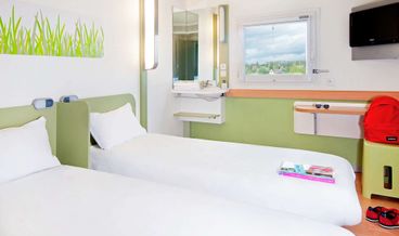 Bild på Triple Room, Multiple Beds-1 Double Bed and 1 Twin Bunk Bed Free WiFi