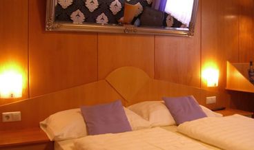 Bild på Romantic Room-1 Queen Bed Non Refundable Free self parking Free breakfast