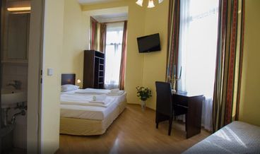 Bild på Double or Twin Room, Shared Bathroom-2 Twin Beds Non Refundable Free WiFi Free breakfast