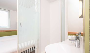 Bild på Double Room-1 Double Bed and 1 Twin Bunk Bed Non Refundable Free WiFi