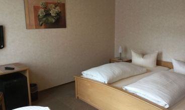 Bild på Traditional Double Room, 1 Bedroom, Private Bathroom-1 Double Bed Free WiFi Free self parking Free breakfast