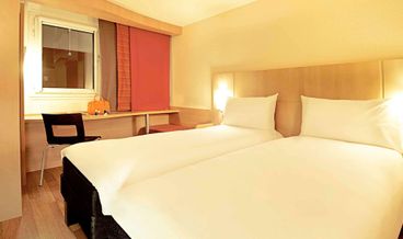 Bild på Standard Double Room, Multiple Beds-1 Double Bed and 1 Twin Bed Non Refundable Free WiFi Free self parking