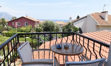 Bild på Double Room, Terrace, Hill View-1 Queen Bed Non Refundable Free WiFi Spa access