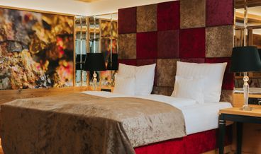Bild på Romantic Double Room, Balcony-1 Queen Bed Free WiFi Spa access Free breakfast Free self parking Half board Free welcome drink