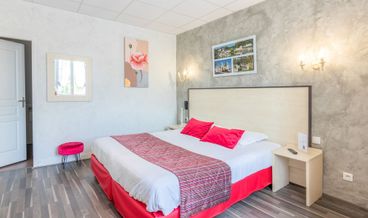 Bild på Triple Room-1 Queen Bed and 1 Twin Bed Free self parking Free WiFi
