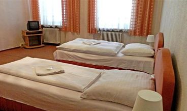 Bild på Standard Triple Room, Private Bathroom-1 Double Bed and 1 Twin Bed Non Refundable Free WiFi