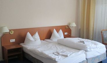 Bild på Triple Room-1 Double Bed and 1 Twin Bed Free WiFi Breakfast buffet Free self parking