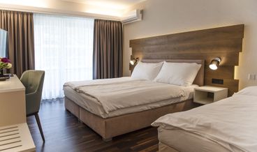 Bild på Standard Triple Room, Balcony, City View-1 King Bed and 1 Twin Bed Non Refundable Free WiFi