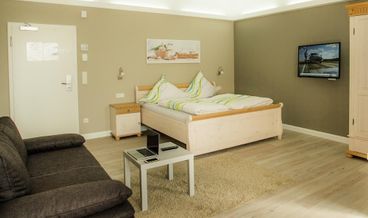 Bild på Double Room-1 King Bed and 1 Double Sofa Bed Non Refundable Free WiFi Free self parking
