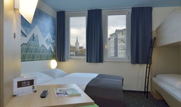 Bild på Quadruple Room-1 Queen Bed and 1 Twin Bunk Bed Free WiFi