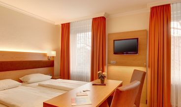 Bild på Suite 304 - Nymphenburg-1 King Bed and 1 Double Sofa Bed Non Refundable Free WiFi Free self parking