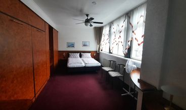 Bild på Quadruple Room-2 Twin Beds and 2 Twin Murphy Beds Non Refundable Free WiFi Free self parking