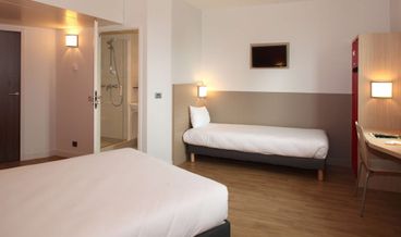 Bild på Standard Room, Multiple Beds-1 Double Bed and 1 Twin Bed Free self parking Free WiFi