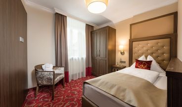 Bild på Classic Double Room-1 King Bed and 1 Double Sofa Bed Non Refundable Free WiFi Free breakfast Free valet parking Breakfast buffet
