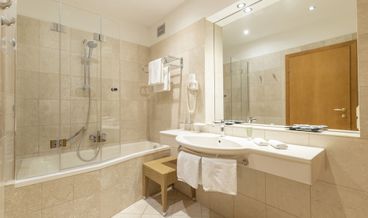 Bild på Triple Room, Courtyard View-1 King Bed and 1 Twin Bed Non Refundable Free WiFi Free self parking Free breakfast