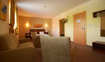 Bild på Triple Room-1 Queen Bed and 1 Twin Bed Free WiFi Golf credit Free breakfast Free self parking