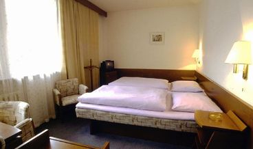Bild på Basic Double or Twin Room (with extra bed)-1 Queen Bed and 1 Twin Sofa Bed Non Refundable Free self parking