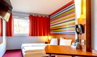 Bild på Quadruple Room, Non Smoking-1 Queen Bed and 1 Twin Bunk Bed Free WiFi Free self parking