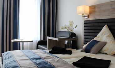 Bild på Double Room, Canal View-1 Double Bed and 1 Twin Sofa Bed Free self parking Free breakfast Free valet parking