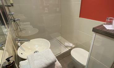 Bild på Comfort Room, 2 Twin Beds, Non Smoking (Extra bed on request)-2 Twin Beds Free WiFi
