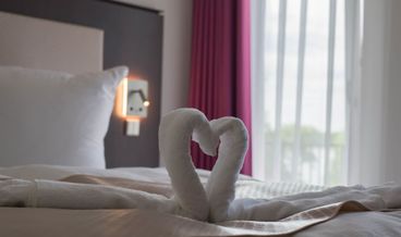 Bild på Classic Double Room, Partial Lake View-1 King Bed Non Refundable Free WiFi