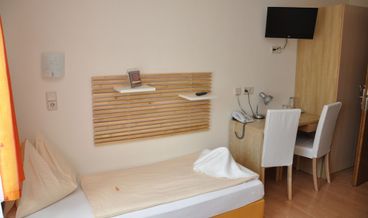 Bild på Twin Room with 2 Single Beds-1 Double Bed Non Refundable Free WiFi Free parking