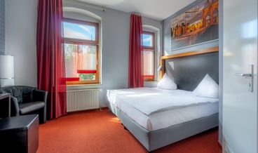 Bild på Family Triple Room-1 Twin Bed and 1 King Bed Free WiFi Free breakfast