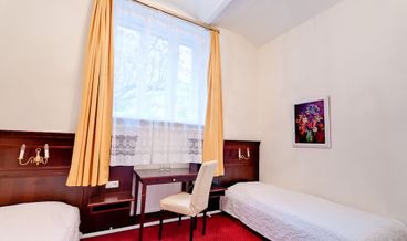 Bild på Triple Room-1 Queen Bed and 1 Twin Sofa Bed Free WiFi