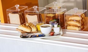 Bild på Standard Room, Multiple Beds (1 Double and 1 Single bed)-1 Double Bed and 1 Twin Bed Non Refundable Free WiFi Free self parking