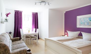Bild på Family Room (Standard)-1 Queen Bed, 2 Twin Beds and 1 Twin Sofa Bed Free WiFi Free self parking Free breakfast