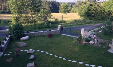 Bild på Comfort Triple Room, Garden View-1 Twin Bed and 1 Double Bed Free self parking Free WiFi
