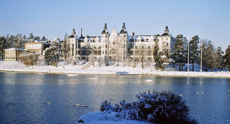 Hotell vid havet på vintern. Snö på backen.