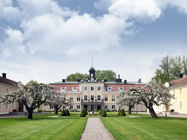 Södertuna Slott - Bo som en Kung - FRONT