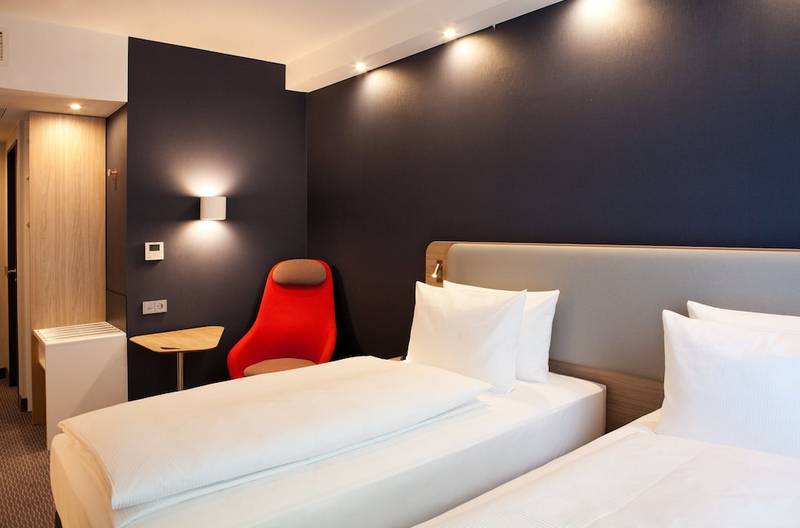 Holiday Inn Express Düsseldorf Airport Parken www.hotelspecials.se