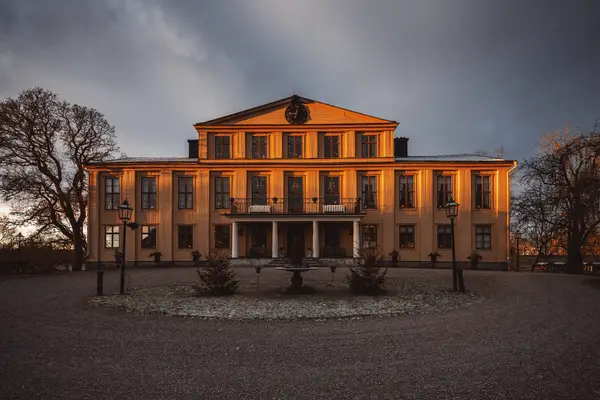 Krusenberg Herrgård - Bo som en Kung - FRONT