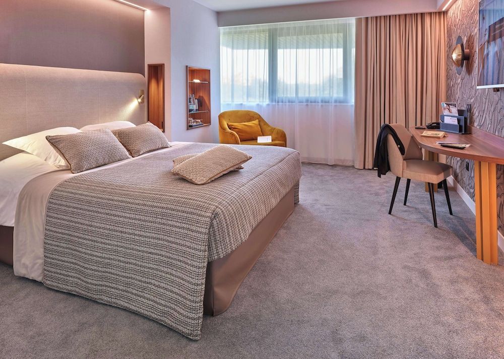 Bild på Premium-rum - 1 kingsize-säng - icke-rökare - utsikt mot golfbanan (Larger Room)
