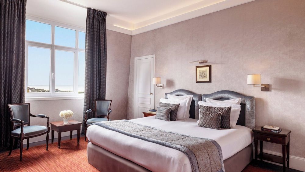 Bild på Deluxe-rum - 1 kingsize-säng - utsikt mot poolen