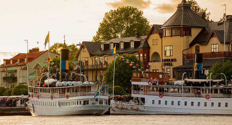 Hotell vid havet och skärgårdsbåtar vid kajen