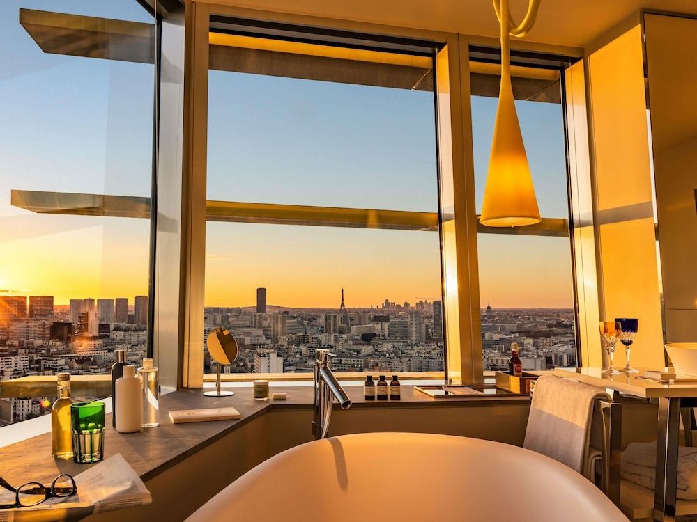 Bild på Juniorsvit - 1 kingsize-säng - torn (Eiffel Tower panoramic bath, sunset)