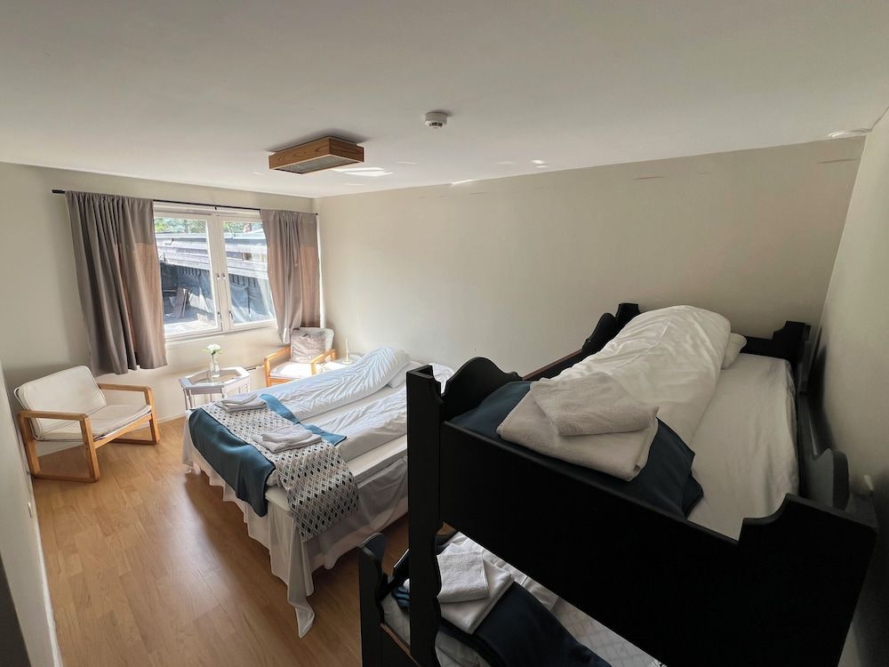 Bild på Familjerum för fyra - flera sängar - eget badrum - intill bergen
